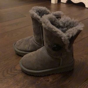 Ugh boots girls size 7 in gray